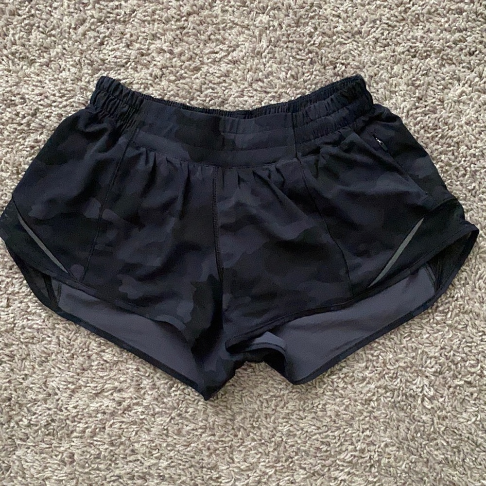 lululemon Hotty Hot Low-Rise Lined Short 2.5" - Size 6
